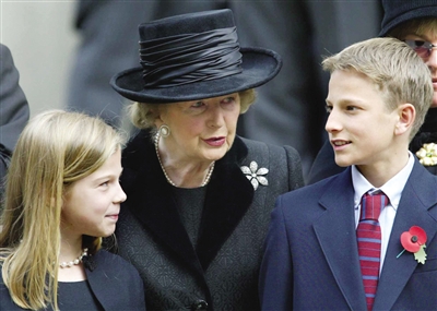 2012年1月3日，撒切尔夫人与孙子、孙女在一起。