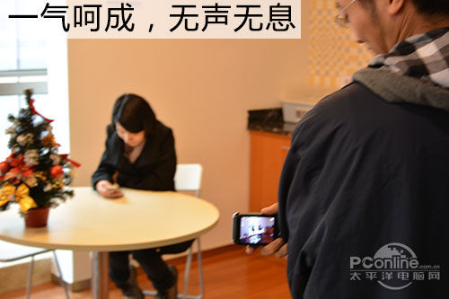 卡片机天生具有体积重量优势，更重要的是按下快门几乎没有声音，而且目前不少的的卡片机也加入了防抖功能哦。
