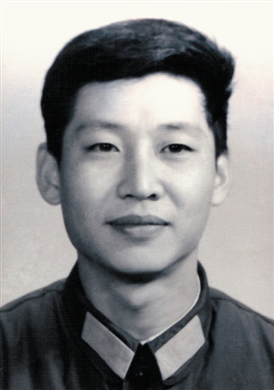 1979年，在中央军委办公厅工作时的习近平。