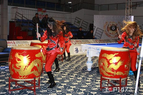 图文：中式台球锦标赛北京夺冠 美女激情擂鼓