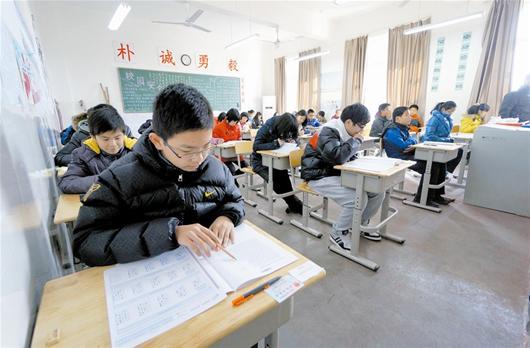 昨日上午9时，武汉初级中学百瑞景校区一声钟响，被称为“小托福”的ETSTOEFLJunior考试“落地”江城，迎来首考,当天共吸引近百名中小学生赶场。