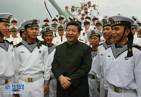 资料图：习近平主席在海军“海口舰”上与水兵亲切交谈。