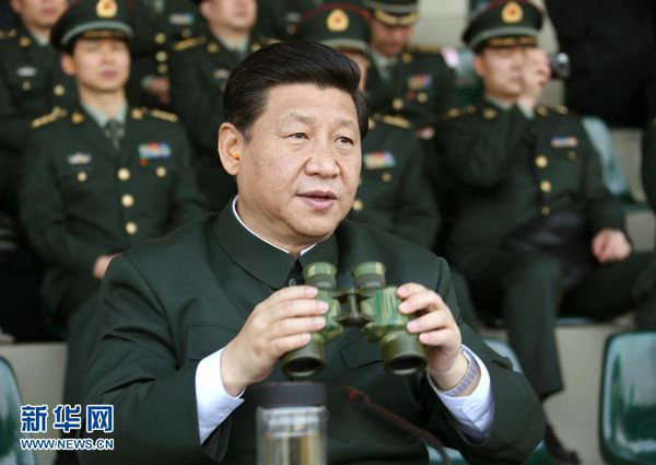 资料图：习近平在广州军区某部训练场观摩实兵实弹演练。