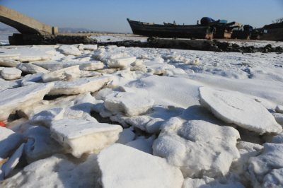 　今冬我市沿海冰情较往年来得较早。在拉树房村附近的海面已经浮冰封海了。摄影记者雪林