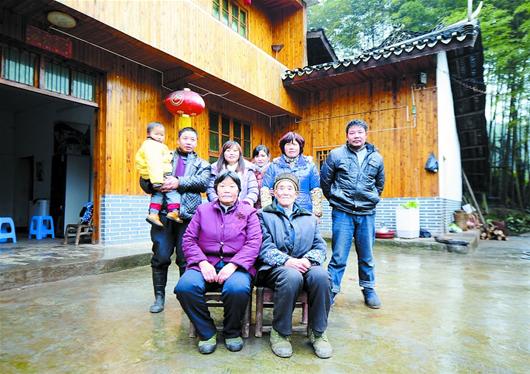 湖北日报讯 图为:青山环抱中的恩施市白杨坪乡洞下槽村.