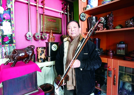 旧家具作材料 老翁在家造二胡(图)