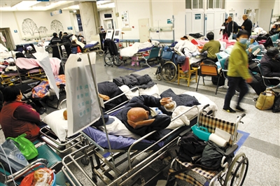 12月20日凌晨，西城一家三甲医院急诊的大厅和过道上挤满了临时病床。记者看到，急诊病床上躺着的多为老年病号。A28-A29版摄影/新京报记者 尹亚飞