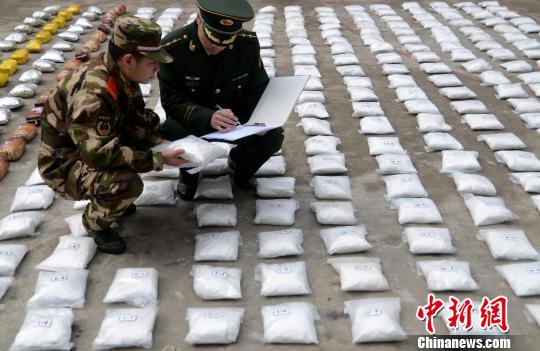 12月23日，福建省宁德市公安边防支队民警对缴获毒品“K粉”进行编号登记。 袁自由 摄