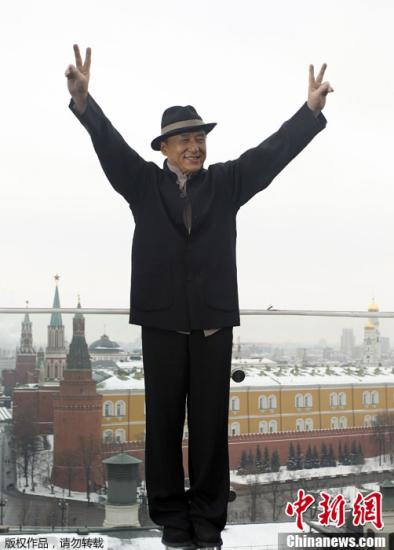 当地时间12月6日，俄罗斯莫斯科，成龙携《十二生肖》做宣传。他手捧两只熊猫玩偶，在克里姆林宫外脚踏梅花桩，大晒身手。