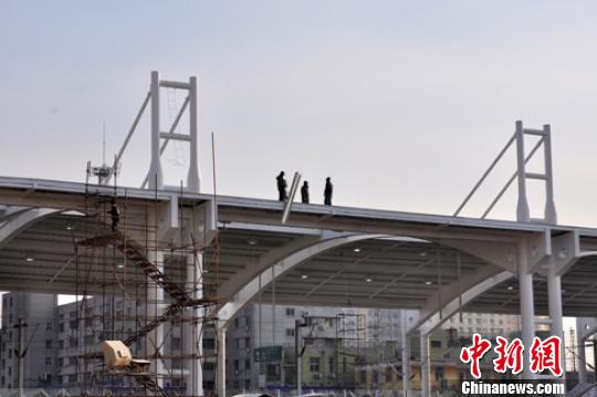 12月25日，主体已全部竣工的保定新火车站“京畿之门”实景。 吕子豪 摄