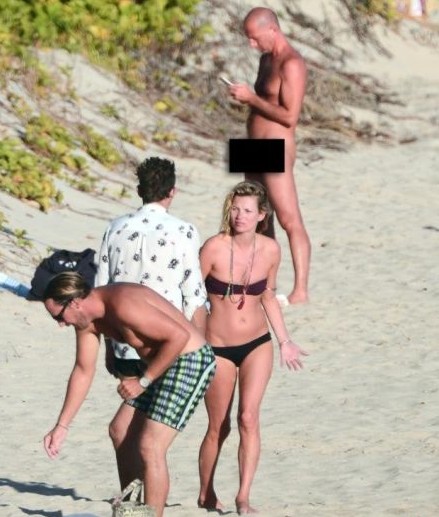 超模凯特莫斯海边度假遭裸男无视。