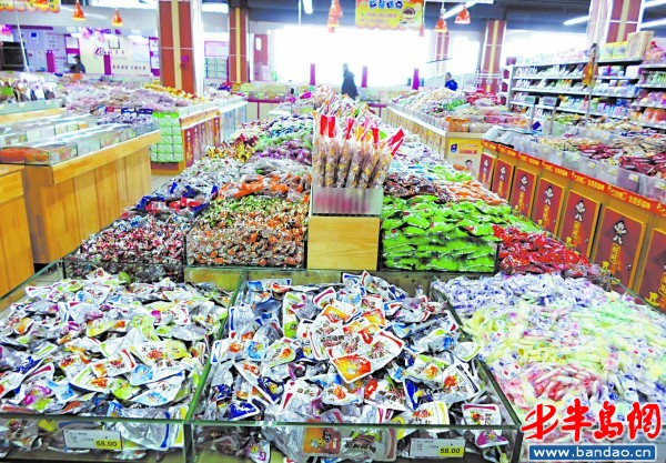 03 正文        12月22日,记者走访莱西市婚庆用品批发市场,发现各