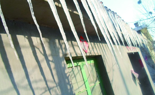 13℃屋檐挂冰(图)