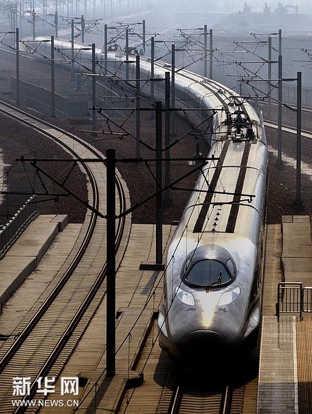 2012年12月26日 京广高铁全线开通运营 12月26日上午，一辆由武汉方向开来的动车组列车驶进郑州东站。 新华社记者王颂摄