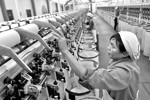 摄影报道:勤劳工人在生产线上工作(图)