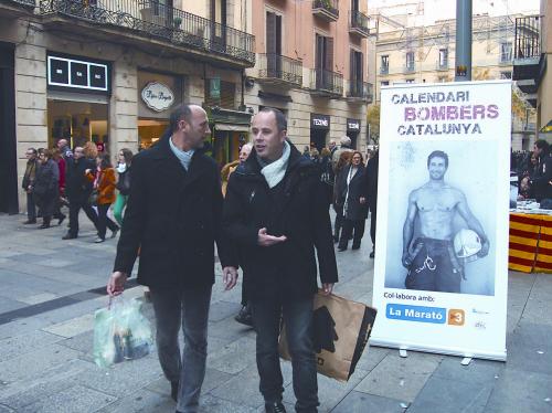 西班牙经济危机消防员拍半裸年历 买者多为女