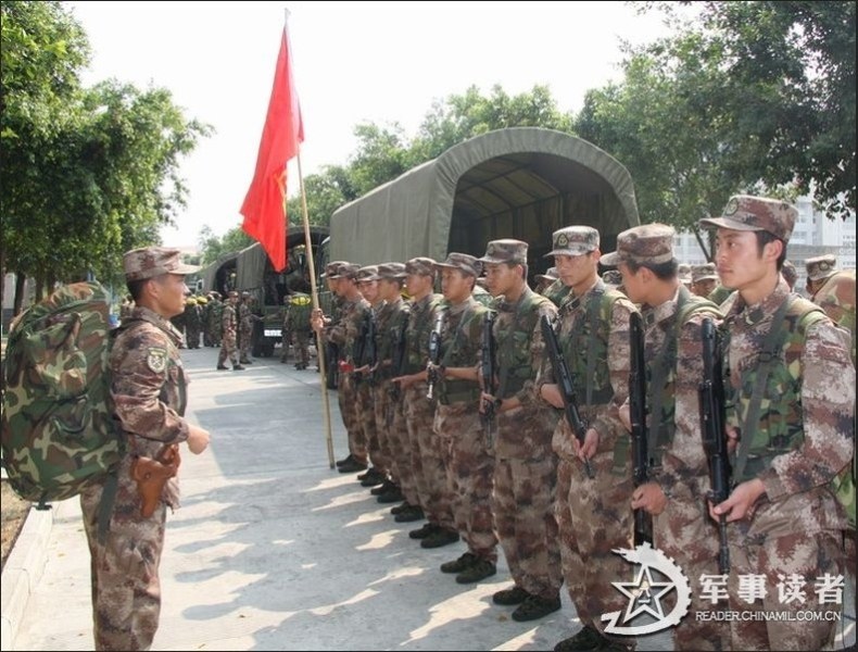 云南女民兵部队配合驻军守卫300公里边境线(组