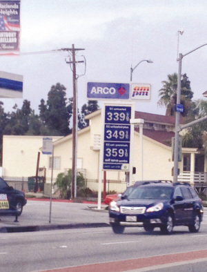 图为洛杉矶地区普通汽油价格已出现每加仑3.39美元的年内新低。蔚宇 摄