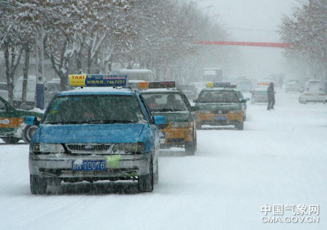 新疆阿勒泰地区出现暴雪天气(组图)
