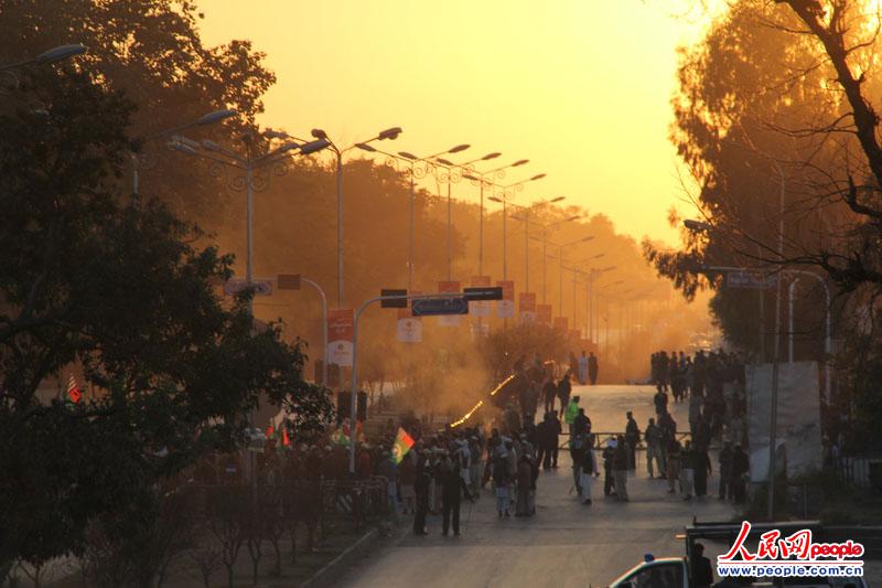 大批伊斯兰堡学生游行到巴基斯坦总统府附近，遭到警察阻拦，警车在附近巡视。（摄影：人民网记者 杨迅）