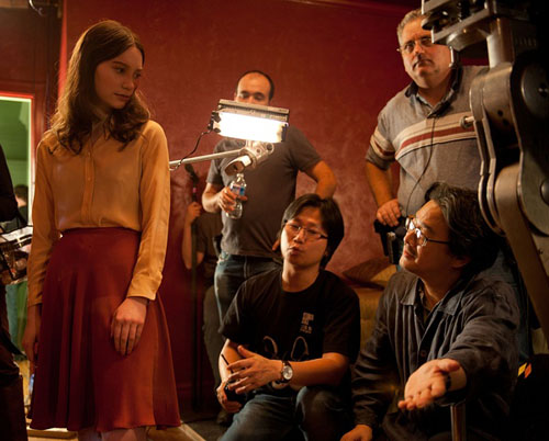 在樸贊鬱的好萊塢處女作《斯托克》中，妮可-基德曼與米婭-華希科沃斯卡扮演一對母女情敵（點擊觀看預告片）