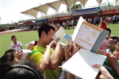 阳光龙 走进校园，王晓龙签名签到手软。图/Osports