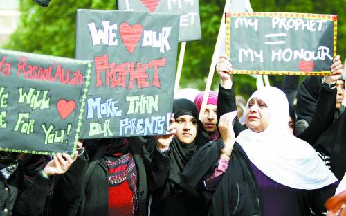 9月16日，在英国首都伦敦的美国驻英使馆附近，穆斯林民众手举标语牌参加示威活动，抗议诋毁伊斯兰教先知穆罕默德和诽谤伊斯兰教的美国影片《穆斯林的无知》。