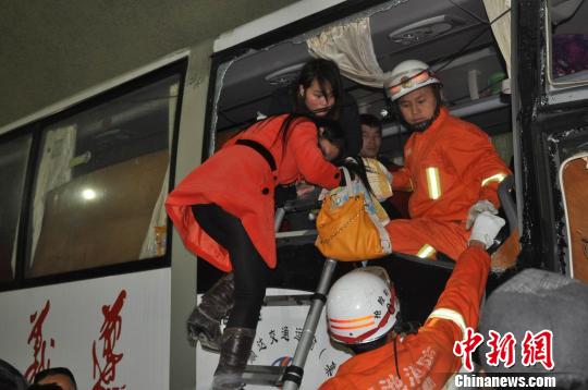 河池消防官兵在营救被困乘客。 唐军 摄
