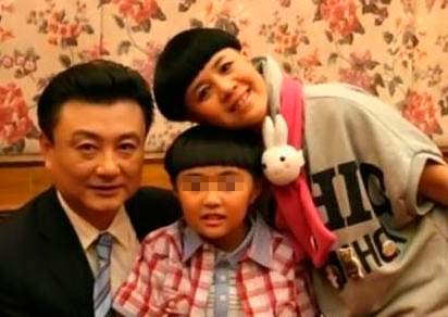 央视少儿节目主持人“金龟子”刘纯燕与老公王宁一家三口