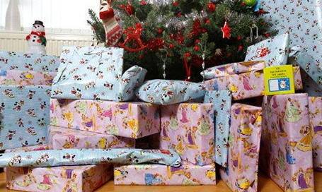 英国人今年送错21亿英镑圣诞礼物 服饰和化妆