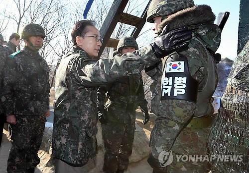 韩国总统李明博27日上午乘坐直升机前往位于江原道华川郡第15师团胜利部队最前沿哨所，勉励了在前方执行任务的官兵。