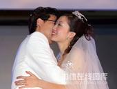图文：李佳薇09年大婚回顾 新郎亲吻新娘