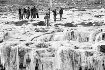 黄河壶口瀑布出现十里龙槽冰封景观