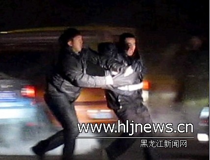 哈尔滨发生恶性袭警事件 酒驾男打昏交通辅警
