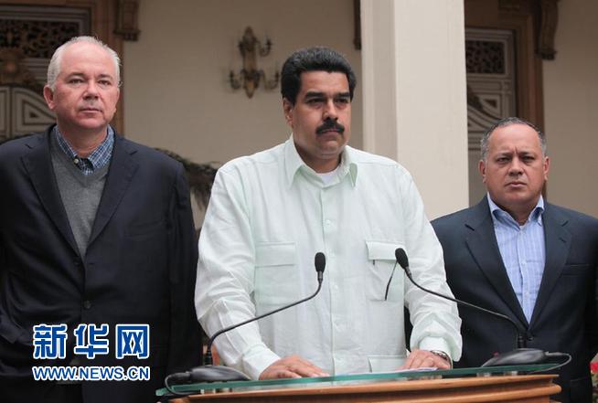12月12日，在委内瑞拉首都加拉加斯，委内瑞拉副总统马杜罗（中）发布广播和电视讲话告知总统查韦斯的术后恢复情况。新华社照片
