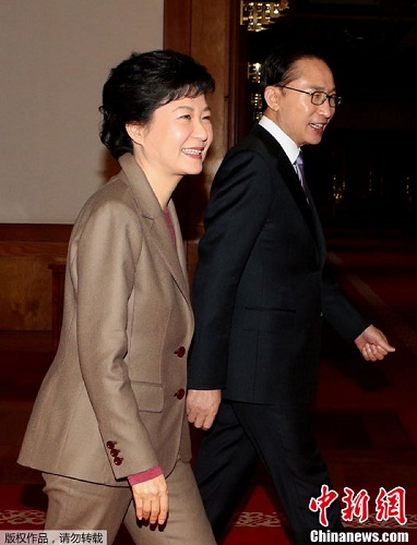 当地时间12月28日下午，韩国总统李明博和新当选的第18届韩国总统朴槿惠在首尔青瓦台举行会晤，就政权交接等问题交换意见。