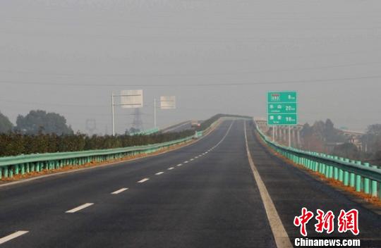 乐山雅安高速公路乐山至峨眉段试通车. 罗晓玲 摄