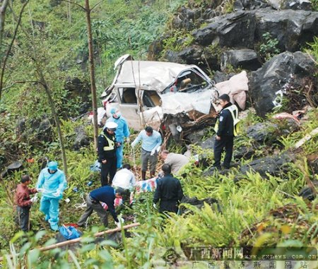 广西大化面包车回乡访亲途中坠崖 致10死10伤(图)