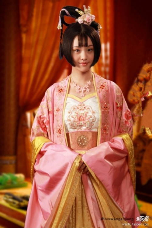 郑爽百变造型大盘点 古装似仙女现代装似精灵(组图)