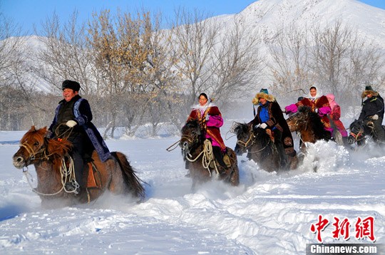 牧民在深雪中骑马飞奔。马新龙 摄