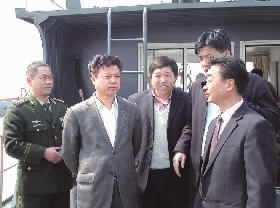 岳阳市市长盛荣华(左二)督查洞庭风雷行动。