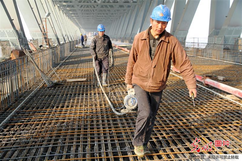 湖北黄冈长江大桥铁路面道砟槽板全部浇筑完成