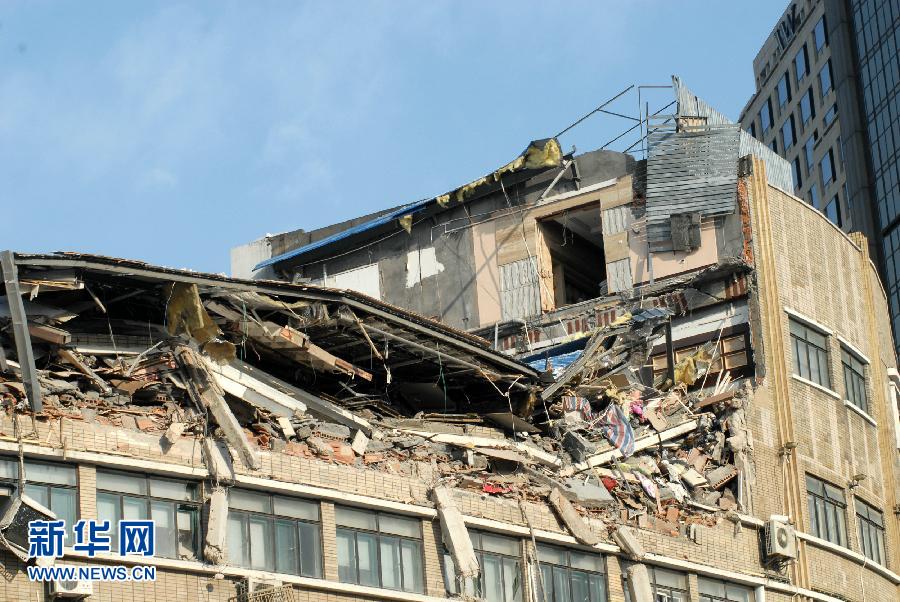 上海一商务楼顶部两层楼面坍塌(组图)