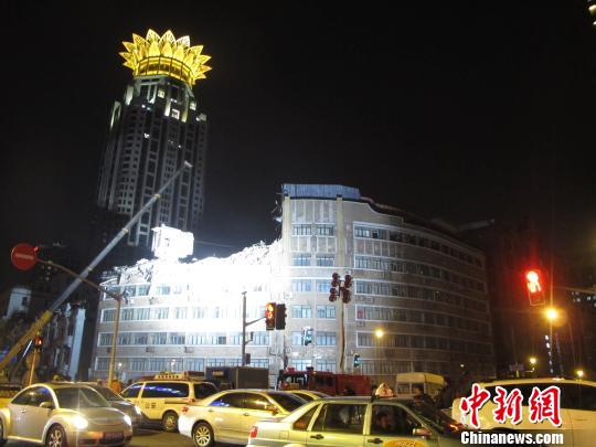 图:上海连夜为四川大楼顶部坍塌作抢险-