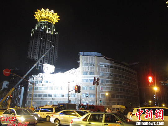 12月30日凌晨，上海延安东路110号四川大楼一侧正在内部装修的两层楼面突然坍塌。图为夜晚抢险工作持续进行。中新社发 宗晨亮 摄
