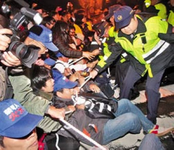 工人团体跨年抗争30日至马英九官邸静坐抗议，表达不满，台北市警局出动警力强力进行抬离动作驱离民众，爆发肢体冲突。台湾《中国时报》