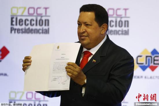 当地时间10月10日，委内瑞拉加拉加斯，委内瑞拉全国选举委员会正式宣布任命查韦斯为下届委内瑞拉总统，任期为2013年至2019年，并为他颁发了证书。