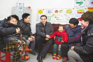12月27日，李克强来到江西九江经济技术开发区职工宿舍楼，看望住在这里的农民工和家属。 