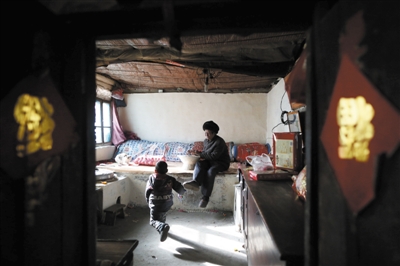 唐荣斌和孙子在家里，2012年12月30日，中共中央总书记习近平来到骆驼湾村唐荣斌家中。