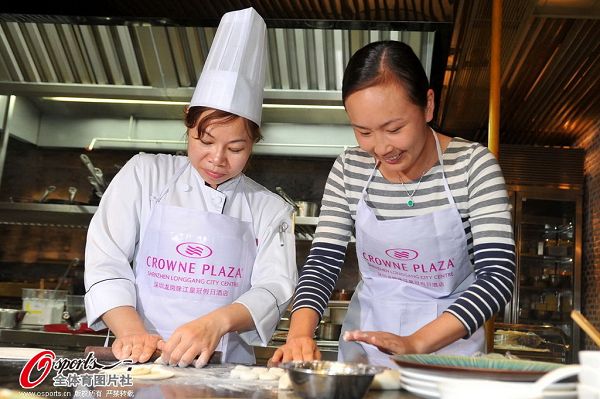 图文:彭帅深圳包饺子过新年 彭帅擀饺子皮